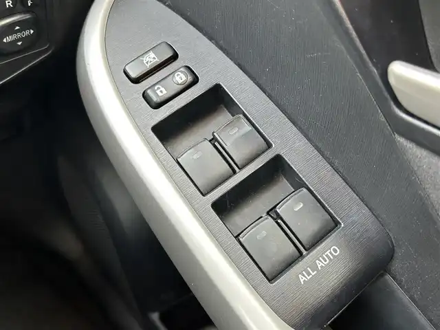 トヨタ プリウス S ツーリングセレクション 群馬県 2013(平25)年 10.6万km ホワイトパールクリスタルシャイン (株)IDOMが運営する【じしゃロン伊勢崎店】の自社ローン専用車両になりますこちらは現金またはオートローンご利用時の価格です。自社ローンご希望の方は別途その旨お申付け下さい/社外SDナビゲーション/バックカメラ/CD/DVD/SD/DTV/BT/LEDヘッドライト/オートライト/ETC/ドアバイザー/純正フロアマット