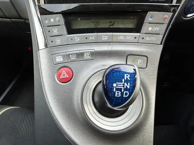 トヨタ プリウス S ツーリングセレクション 群馬県 2013(平25)年 10.6万km ホワイトパールクリスタルシャイン (株)IDOMが運営する【じしゃロン伊勢崎店】の自社ローン専用車両になりますこちらは現金またはオートローンご利用時の価格です。自社ローンご希望の方は別途その旨お申付け下さい/社外SDナビゲーション/バックカメラ/CD/DVD/SD/DTV/BT/LEDヘッドライト/オートライト/ETC/ドアバイザー/純正フロアマット