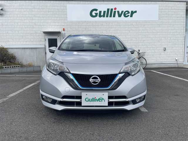 日産 ノート e－パワー メダリスト 神奈川県 2016(平28)年 2.7万km ブリリアントシルバー 純正ナビ(フルセグTV/CD/AM/FM/BT)/インテリジェントエマージェンシーブレーキ/踏み間違い衝突防止アシスト/車線逸脱警報/車両接近通報装置/e-POWER Drive(S/ECO/NORMAL)/バックカメラ/前後ドライブレコーダー/　(前方純正ドラレコ)(後方DRY-ST7100d)/LEDヘッドライト/フォグライト/ETC/USB端子/スマートキー/取扱説明書/整備手帳