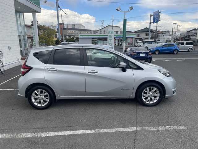 日産 ノート e－パワー メダリスト 神奈川県 2016(平28)年 2.7万km ブリリアントシルバー 純正ナビ(フルセグTV/CD/AM/FM/BT)/インテリジェントエマージェンシーブレーキ/踏み間違い衝突防止アシスト/車線逸脱警報/車両接近通報装置/e-POWER Drive(S/ECO/NORMAL)/バックカメラ/前後ドライブレコーダー/　(前方純正ドラレコ)(後方DRY-ST7100d)/LEDヘッドライト/フォグライト/ETC/USB端子/スマートキー/取扱説明書/整備手帳