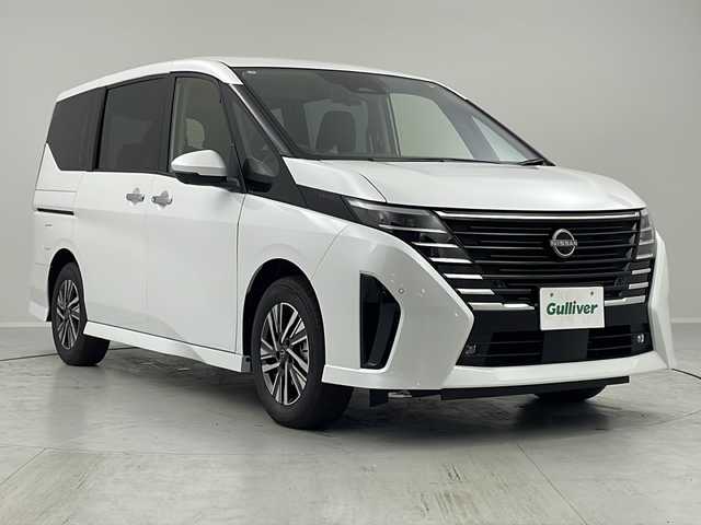 日産 セレナ e－パワー ハイウェイスター V 茨城県 2025(令7)年 0.1千km プリズムホワイト 登録済未使用車/12.3インチカラーディスプレイ/　NissanConnectナビゲーションシステム/ 【AM/FM/USB/HDMI/フルセグTV】/アラウンドビューカメラ/ナビリンク機能付きプロパイロット/・プロパイロット緊急停止支援システム/・インテリジェントエマージェンシーブレーキ/・前方衝突予測警報/・車線逸脱防止支援システム/・後側方車両検知警報/・ふらつき警報/・標識検知機能/・衝突回避ステアリングアシスト/・車線逸脱警報/・後退時車両検知警報/・踏み間違い防止アシスト/純正前後ドライブレコーダー/インテリジェントルームミラー/ワイヤレス充電器/革巻きステアリング【スイッチ】/e-pedal/電子パーキング　オートホールド/デュアルバックドア/アダブティブLEDヘッドライト/純正16インチアルミホイール/ETC2.0/SOSコール/保証書、取扱説明書