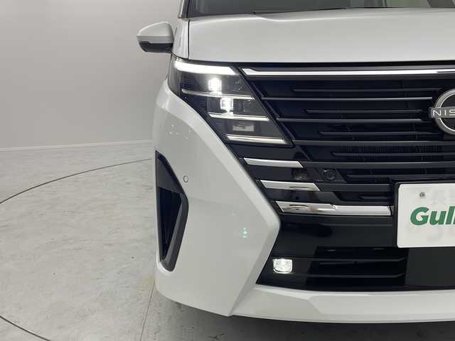 日産 セレナ e－パワー ハイウェイスター V 茨城県 2025(令7)年 0.1千km プリズムホワイト 登録済未使用車/12.3インチカラーディスプレイ/　NissanConnectナビゲーションシステム/ 【AM/FM/USB/HDMI/フルセグTV】/アラウンドビューカメラ/ナビリンク機能付きプロパイロット/・プロパイロット緊急停止支援システム/・インテリジェントエマージェンシーブレーキ/・前方衝突予測警報/・車線逸脱防止支援システム/・後側方車両検知警報/・ふらつき警報/・標識検知機能/・衝突回避ステアリングアシスト/・車線逸脱警報/・後退時車両検知警報/・踏み間違い防止アシスト/純正前後ドライブレコーダー/インテリジェントルームミラー/ワイヤレス充電器/革巻きステアリング【スイッチ】/e-pedal/電子パーキング　オートホールド/デュアルバックドア/アダブティブLEDヘッドライト/純正16インチアルミホイール/ETC2.0/SOSコール/保証書、取扱説明書