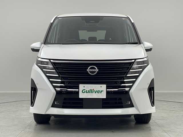 日産 セレナ e－パワー ハイウェイスター V 茨城県 2025(令7)年 0.1千km プリズムホワイト 登録済未使用車/12.3インチカラーディスプレイ/　NissanConnectナビゲーションシステム/ 【AM/FM/USB/HDMI/フルセグTV】/アラウンドビューカメラ/ナビリンク機能付きプロパイロット/・プロパイロット緊急停止支援システム/・インテリジェントエマージェンシーブレーキ/・前方衝突予測警報/・車線逸脱防止支援システム/・後側方車両検知警報/・ふらつき警報/・標識検知機能/・衝突回避ステアリングアシスト/・車線逸脱警報/・後退時車両検知警報/・踏み間違い防止アシスト/純正前後ドライブレコーダー/インテリジェントルームミラー/ワイヤレス充電器/革巻きステアリング【スイッチ】/e-pedal/電子パーキング　オートホールド/デュアルバックドア/アダブティブLEDヘッドライト/純正16インチアルミホイール/ETC2.0/SOSコール/保証書、取扱説明書