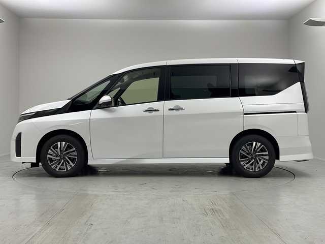 日産 セレナ e－パワー ハイウェイスター V 茨城県 2025(令7)年 0.1千km プリズムホワイト 登録済未使用車/12.3インチカラーディスプレイ/　NissanConnectナビゲーションシステム/ 【AM/FM/USB/HDMI/フルセグTV】/アラウンドビューカメラ/ナビリンク機能付きプロパイロット/・プロパイロット緊急停止支援システム/・インテリジェントエマージェンシーブレーキ/・前方衝突予測警報/・車線逸脱防止支援システム/・後側方車両検知警報/・ふらつき警報/・標識検知機能/・衝突回避ステアリングアシスト/・車線逸脱警報/・後退時車両検知警報/・踏み間違い防止アシスト/純正前後ドライブレコーダー/インテリジェントルームミラー/ワイヤレス充電器/革巻きステアリング【スイッチ】/e-pedal/電子パーキング　オートホールド/デュアルバックドア/アダブティブLEDヘッドライト/純正16インチアルミホイール/ETC2.0/SOSコール/保証書、取扱説明書