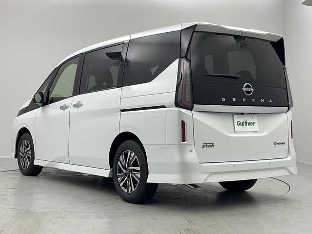 日産 セレナ e－パワー ハイウェイスター V 茨城県 2025(令7)年 0.1千km プリズムホワイト 登録済未使用車/12.3インチカラーディスプレイ/　NissanConnectナビゲーションシステム/ 【AM/FM/USB/HDMI/フルセグTV】/アラウンドビューカメラ/ナビリンク機能付きプロパイロット/・プロパイロット緊急停止支援システム/・インテリジェントエマージェンシーブレーキ/・前方衝突予測警報/・車線逸脱防止支援システム/・後側方車両検知警報/・ふらつき警報/・標識検知機能/・衝突回避ステアリングアシスト/・車線逸脱警報/・後退時車両検知警報/・踏み間違い防止アシスト/純正前後ドライブレコーダー/インテリジェントルームミラー/ワイヤレス充電器/革巻きステアリング【スイッチ】/e-pedal/電子パーキング　オートホールド/デュアルバックドア/アダブティブLEDヘッドライト/純正16インチアルミホイール/ETC2.0/SOSコール/保証書、取扱説明書