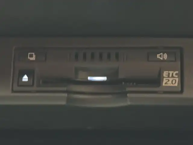 レクサス ＮＸ 300 Fスポーツ 福岡県 2018(平30)年 7.7万km ホワイトノーヴァガラスフレーク パノラマルーフ　/メーカーナビ　/フルセグTV　/バックカメラ　/ＥＴＣ２．０　/レーダークルーズコントロール　/トヨタセーフティセンス　/コーナーセンサー　/衝突被害軽減ブレーキ　/レーンキープ　/アクセル踏み間違い防止　/パドルシフト　/本革シート　/パワーシート　/シートベンチレーション／ヒーター　/ステアリングヒーター　/パワーバックドア　/３眼ＬＥＤヘッドライト