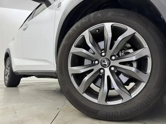 レクサス ＮＸ 300 Fスポーツ 福岡県 2018(平30)年 7.7万km ホワイトノーヴァガラスフレーク パノラマルーフ　/メーカーナビ　/フルセグTV　/バックカメラ　/ＥＴＣ２．０　/レーダークルーズコントロール　/トヨタセーフティセンス　/コーナーセンサー　/衝突被害軽減ブレーキ　/レーンキープ　/アクセル踏み間違い防止　/パドルシフト　/本革シート　/パワーシート　/シートベンチレーション／ヒーター　/ステアリングヒーター　/パワーバックドア　/３眼ＬＥＤヘッドライト