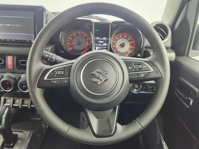 スズキ ジムニー ノマド FC 愛知県 2025(令7)年 0.1千km パール 登録済み未使用車/４ＷＤ/スズキデュアルブレーキサポート/レーダークルーズコントロール/純正8型ナビ/・フルセグ/・Bluetooth/・USB/シートヒーター（D+N)/ミラーヒーター　/パーキングソナー/オートライト/純正１５インチＡＷ/革巻きステアリング/ステアリングリモコン/ダウンヒルアシストコントロール/LEDヘッドライト/スマートキー/Pスタート/横滑り防止装置