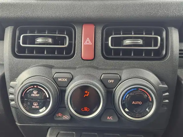 スズキ ジムニー ノマド FC 愛知県 2025(令7)年 0.1千km パール 登録済み未使用車/４ＷＤ/スズキデュアルブレーキサポート/レーダークルーズコントロール/純正8型ナビ/・フルセグ/・Bluetooth/・USB/シートヒーター（D+N)/ミラーヒーター　/パーキングソナー/オートライト/純正１５インチＡＷ/革巻きステアリング/ステアリングリモコン/ダウンヒルアシストコントロール/LEDヘッドライト/スマートキー/Pスタート/横滑り防止装置