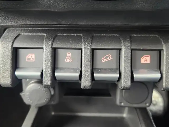 スズキ ジムニー ノマド FC 愛知県 2025(令7)年 0.1千km パール 登録済み未使用車/４ＷＤ/スズキデュアルブレーキサポート/レーダークルーズコントロール/純正8型ナビ/・フルセグ/・Bluetooth/・USB/シートヒーター（D+N)/ミラーヒーター　/パーキングソナー/オートライト/純正１５インチＡＷ/革巻きステアリング/ステアリングリモコン/ダウンヒルアシストコントロール/LEDヘッドライト/スマートキー/Pスタート/横滑り防止装置