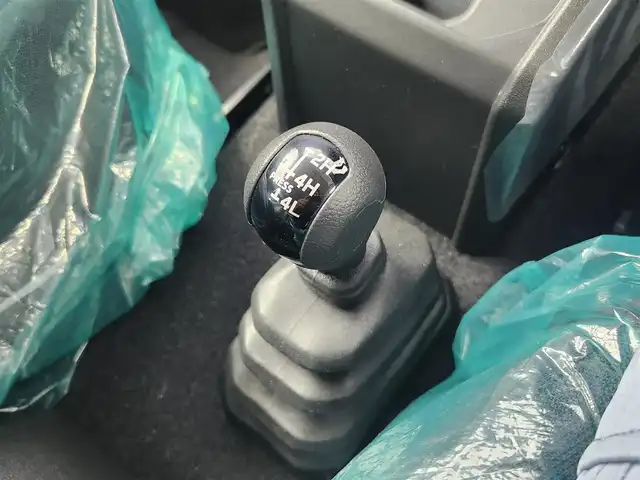 スズキ ジムニー ノマド FC 愛知県 2025(令7)年 0.1千km パール 登録済み未使用車/４ＷＤ/スズキデュアルブレーキサポート/レーダークルーズコントロール/純正8型ナビ/・フルセグ/・Bluetooth/・USB/シートヒーター（D+N)/ミラーヒーター　/パーキングソナー/オートライト/純正１５インチＡＷ/革巻きステアリング/ステアリングリモコン/ダウンヒルアシストコントロール/LEDヘッドライト/スマートキー/Pスタート/横滑り防止装置