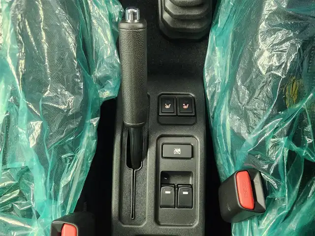 スズキ ジムニー ノマド FC 愛知県 2025(令7)年 0.1千km パール 登録済み未使用車/４ＷＤ/スズキデュアルブレーキサポート/レーダークルーズコントロール/純正8型ナビ/・フルセグ/・Bluetooth/・USB/シートヒーター（D+N)/ミラーヒーター　/パーキングソナー/オートライト/純正１５インチＡＷ/革巻きステアリング/ステアリングリモコン/ダウンヒルアシストコントロール/LEDヘッドライト/スマートキー/Pスタート/横滑り防止装置