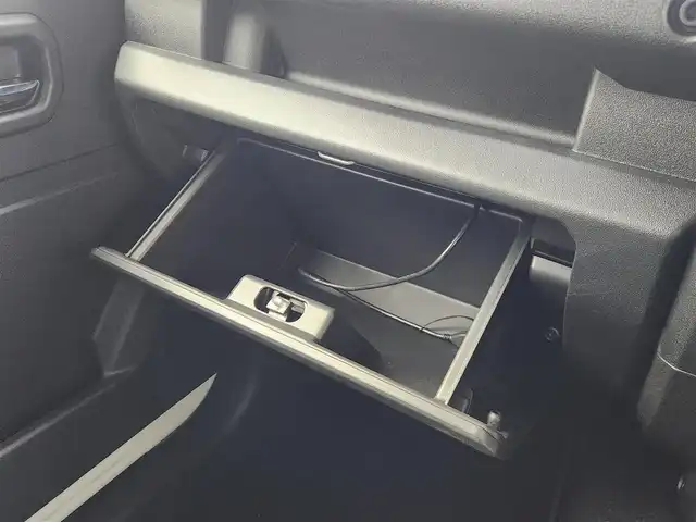 スズキ ジムニー ノマド FC 愛知県 2025(令7)年 0.1千km パール 登録済み未使用車/４ＷＤ/スズキデュアルブレーキサポート/レーダークルーズコントロール/純正8型ナビ/・フルセグ/・Bluetooth/・USB/シートヒーター（D+N)/ミラーヒーター　/パーキングソナー/オートライト/純正１５インチＡＷ/革巻きステアリング/ステアリングリモコン/ダウンヒルアシストコントロール/LEDヘッドライト/スマートキー/Pスタート/横滑り防止装置