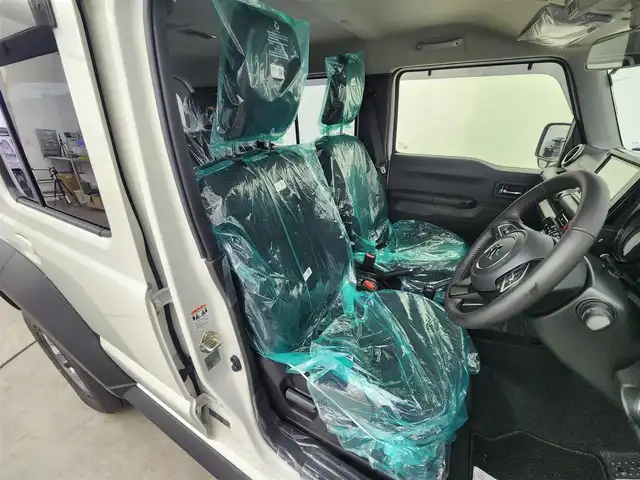 スズキ ジムニー ノマド FC 愛知県 2025(令7)年 0.1千km パール 登録済み未使用車/４ＷＤ/スズキデュアルブレーキサポート/レーダークルーズコントロール/純正8型ナビ/・フルセグ/・Bluetooth/・USB/シートヒーター（D+N)/ミラーヒーター　/パーキングソナー/オートライト/純正１５インチＡＷ/革巻きステアリング/ステアリングリモコン/ダウンヒルアシストコントロール/LEDヘッドライト/スマートキー/Pスタート/横滑り防止装置