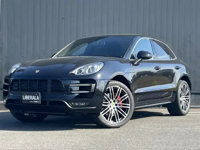 ポルシェ マカン ターボ 茨城県 2015(平27)年 5.7万km ジェットブラック パノラマルーフ/レザーインテリア/レッドキャリパー/ポルシェエントリー＆ドライブシステム/Boseサウンドシステム/純正ナビ　フルセグ/BT/AF/FM/パワーシート/シートメモリ/レザーシート/コーナーセンサー/ステアリングスイッチ/電動リアゲート/パドルシフト/純正アルミホイール/USBポート/パワーバックドア/オートライト/スマートキー