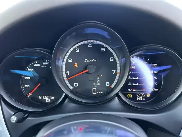 ポルシェ マカン ターボ 茨城県 2015(平27)年 5.7万km ジェットブラック パノラマルーフ/レザーインテリア/レッドキャリパー/ポルシェエントリー＆ドライブシステム/Boseサウンドシステム/純正ナビ　フルセグ/BT/AF/FM/パワーシート/シートメモリ/レザーシート/コーナーセンサー/ステアリングスイッチ/電動リアゲート/パドルシフト/純正アルミホイール/USBポート/パワーバックドア/オートライト/スマートキー