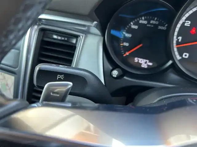 ポルシェ マカン ターボ 茨城県 2015(平27)年 5.7万km ジェットブラック パノラマルーフ/レザーインテリア/レッドキャリパー/ポルシェエントリー＆ドライブシステム/Boseサウンドシステム/純正ナビ　フルセグ/BT/AF/FM/パワーシート/シートメモリ/レザーシート/コーナーセンサー/ステアリングスイッチ/電動リアゲート/パドルシフト/純正アルミホイール/USBポート/パワーバックドア/オートライト/スマートキー