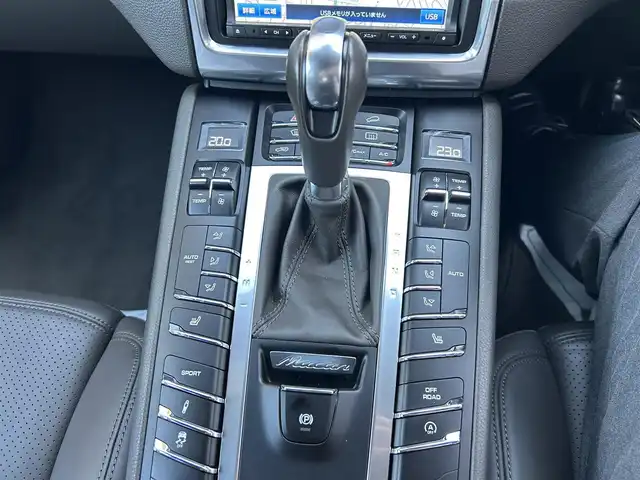 ポルシェ マカン ターボ 茨城県 2015(平27)年 5.7万km ジェットブラック パノラマルーフ/レザーインテリア/レッドキャリパー/ポルシェエントリー＆ドライブシステム/Boseサウンドシステム/純正ナビ　フルセグ/BT/AF/FM/パワーシート/シートメモリ/レザーシート/コーナーセンサー/ステアリングスイッチ/電動リアゲート/パドルシフト/純正アルミホイール/USBポート/パワーバックドア/オートライト/スマートキー