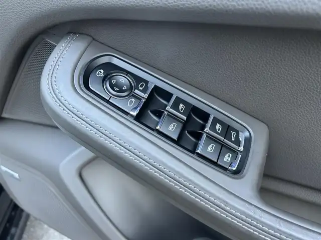 ポルシェ マカン ターボ 茨城県 2015(平27)年 5.7万km ジェットブラック パノラマルーフ/レザーインテリア/レッドキャリパー/ポルシェエントリー＆ドライブシステム/Boseサウンドシステム/純正ナビ　フルセグ/BT/AF/FM/パワーシート/シートメモリ/レザーシート/コーナーセンサー/ステアリングスイッチ/電動リアゲート/パドルシフト/純正アルミホイール/USBポート/パワーバックドア/オートライト/スマートキー