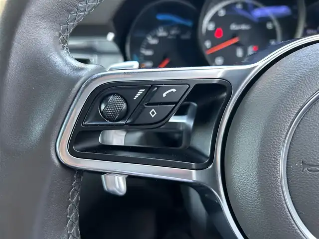 ポルシェ マカン ターボ 茨城県 2015(平27)年 5.7万km ジェットブラック パノラマルーフ/レザーインテリア/レッドキャリパー/ポルシェエントリー＆ドライブシステム/Boseサウンドシステム/純正ナビ　フルセグ/BT/AF/FM/パワーシート/シートメモリ/レザーシート/コーナーセンサー/ステアリングスイッチ/電動リアゲート/パドルシフト/純正アルミホイール/USBポート/パワーバックドア/オートライト/スマートキー