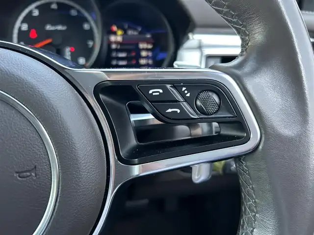 ポルシェ マカン ターボ 茨城県 2015(平27)年 5.7万km ジェットブラック パノラマルーフ/レザーインテリア/レッドキャリパー/ポルシェエントリー＆ドライブシステム/Boseサウンドシステム/純正ナビ　フルセグ/BT/AF/FM/パワーシート/シートメモリ/レザーシート/コーナーセンサー/ステアリングスイッチ/電動リアゲート/パドルシフト/純正アルミホイール/USBポート/パワーバックドア/オートライト/スマートキー