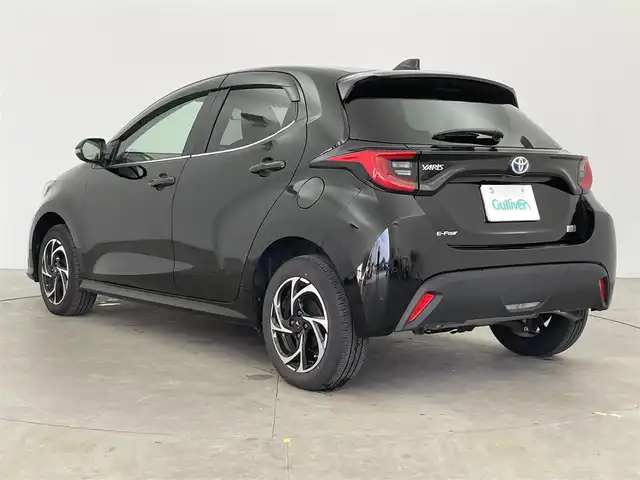 トヨタ ヤリス ハイブリッド Z 富山県 2023(令5)年 2.5万km ブラック 純正ディスプレイオーディオ（AM/FM/BT/USB/フルセグ）/全方位カメラ/ドライブレコーダー/ビルトインETC/D/N席シートヒーター/ハンドルヒーター/ブラインドスポットモニター/衝突被害軽減システム/レーダークルーズコントロール/レーンキープアシスト/コーナーセンサー/横滑り防止装置/アイドリングストップ/モデリスタアルミホイール/社外アルミホイール付冬タイヤ有/純正フロアマット/オートLEDライト/オートマチックハイビーム/革巻きステアリング/ステアリングスイッチ/スマートキー/スペアキー