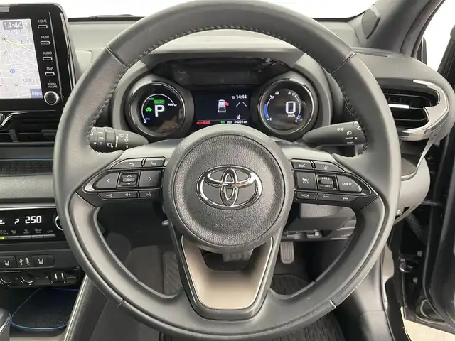 トヨタ ヤリス ハイブリッド Z 富山県 2023(令5)年 2.5万km ブラック 純正ディスプレイオーディオ（AM/FM/BT/USB/フルセグ）/全方位カメラ/ドライブレコーダー/ビルトインETC/D/N席シートヒーター/ハンドルヒーター/ブラインドスポットモニター/衝突被害軽減システム/レーダークルーズコントロール/レーンキープアシスト/コーナーセンサー/横滑り防止装置/アイドリングストップ/モデリスタアルミホイール/社外アルミホイール付冬タイヤ有/純正フロアマット/オートLEDライト/オートマチックハイビーム/革巻きステアリング/ステアリングスイッチ/スマートキー/スペアキー