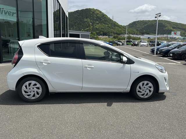 トヨタ アクア G 鹿児島県 2016(平28)年 4.7万km ライムホワイトパールクリスタルシャイン 純正ナビ/Bluetooth/CD/DVD/TV/AM/FM/ETC/ドライブレコーダー/バックモニター/フルセグ/クルーズコントロール/衝突軽減装置/レーン逸脱アラーム/純正フロアマット/オートライト/電動格納ミラー