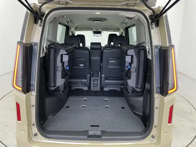 日産 セレナ ハイウェイスター V 埼玉県 2023(令5)年 2.1万km ベージュ 純正１２．３インチナビ　アラウンドビューモニター　プロパイロット　ＢＳＩ　デジタルインナーミラー　ビルトインＥＴＣ２．０　ワイヤレス充電　両側パワースライドドア　レーダークルーズコントロール　アップルCarPlay  純正アルミホイール ＬＥＤライト　地デジフルセグＴＶ　スマートキー　オートライト　スペアキー