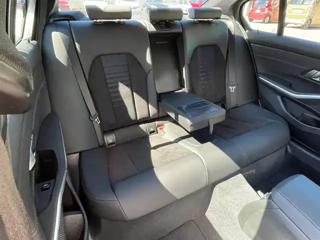 ＢＭＷ ３２０ｄ 青森県 2023(令5)年 4万km 黒 ４WD/純正ナビ/（Bluetooth・AppleCarPlay・USB）/バーチャルコックピット/ヘッドアップディスプレイ/全方位カメラ/ドライブレコーダー/AI音声会話システム/アダプティブクルーズコントロール/レーンキープアシスト/パーキングアシスト/速度制限認識/接近警告/後車追突警告/衝突軽減/アダプティブLEDヘッドライト/ハイビームアシスト/レインセンサー/置くだけ充電/ハーフレザーシート/メモリー付パワーシート/シートヒーター/革巻きステアリング/ステアリングスイッチ/パドルシフト/ウインカーミラー/電動パーキングブレーキ/ウインカーミラー/プッシュスタート/スマートキーX2/エアバック（W・サイド・カーテン）/ABS/横滑り防止機能/取扱説明書/保証書/点検記録簿（R6・R7）