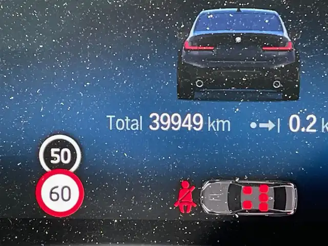 ＢＭＷ ３２０ｄ 青森県 2023(令5)年 4万km 黒 ４WD/純正ナビ/（Bluetooth・AppleCarPlay・USB）/バーチャルコックピット/ヘッドアップディスプレイ/全方位カメラ/ドライブレコーダー/AI音声会話システム/アダプティブクルーズコントロール/レーンキープアシスト/パーキングアシスト/速度制限認識/接近警告/後車追突警告/衝突軽減/アダプティブLEDヘッドライト/ハイビームアシスト/レインセンサー/置くだけ充電/ハーフレザーシート/メモリー付パワーシート/シートヒーター/革巻きステアリング/ステアリングスイッチ/パドルシフト/ウインカーミラー/電動パーキングブレーキ/ウインカーミラー/プッシュスタート/スマートキーX2/エアバック（W・サイド・カーテン）/ABS/横滑り防止機能/取扱説明書/保証書/点検記録簿（R6・R7）