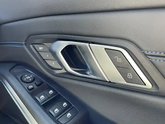 ＢＭＷ ３２０ｄ 青森県 2023(令5)年 4万km 黒 ４WD/純正ナビ/（Bluetooth・AppleCarPlay・USB）/バーチャルコックピット/ヘッドアップディスプレイ/全方位カメラ/ドライブレコーダー/AI音声会話システム/アダプティブクルーズコントロール/レーンキープアシスト/パーキングアシスト/速度制限認識/接近警告/後車追突警告/衝突軽減/アダプティブLEDヘッドライト/ハイビームアシスト/レインセンサー/置くだけ充電/ハーフレザーシート/メモリー付パワーシート/シートヒーター/革巻きステアリング/ステアリングスイッチ/パドルシフト/ウインカーミラー/電動パーキングブレーキ/ウインカーミラー/プッシュスタート/スマートキーX2/エアバック（W・サイド・カーテン）/ABS/横滑り防止機能/取扱説明書/保証書/点検記録簿（R6・R7）