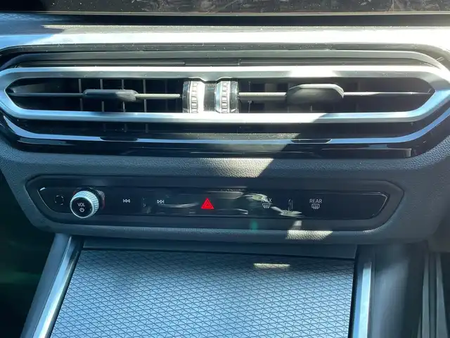 ＢＭＷ ３２０ｄ 青森県 2023(令5)年 4万km 黒 ４WD/純正ナビ/（Bluetooth・AppleCarPlay・USB）/バーチャルコックピット/ヘッドアップディスプレイ/全方位カメラ/ドライブレコーダー/AI音声会話システム/アダプティブクルーズコントロール/レーンキープアシスト/パーキングアシスト/速度制限認識/接近警告/後車追突警告/衝突軽減/アダプティブLEDヘッドライト/ハイビームアシスト/レインセンサー/置くだけ充電/ハーフレザーシート/メモリー付パワーシート/シートヒーター/革巻きステアリング/ステアリングスイッチ/パドルシフト/ウインカーミラー/電動パーキングブレーキ/ウインカーミラー/プッシュスタート/スマートキーX2/エアバック（W・サイド・カーテン）/ABS/横滑り防止機能/取扱説明書/保証書/点検記録簿（R6・R7）