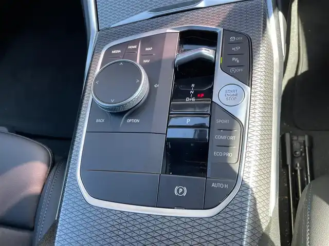 ＢＭＷ ３２０ｄ 青森県 2023(令5)年 4万km 黒 ４WD/純正ナビ/（Bluetooth・AppleCarPlay・USB）/バーチャルコックピット/ヘッドアップディスプレイ/全方位カメラ/ドライブレコーダー/AI音声会話システム/アダプティブクルーズコントロール/レーンキープアシスト/パーキングアシスト/速度制限認識/接近警告/後車追突警告/衝突軽減/アダプティブLEDヘッドライト/ハイビームアシスト/レインセンサー/置くだけ充電/ハーフレザーシート/メモリー付パワーシート/シートヒーター/革巻きステアリング/ステアリングスイッチ/パドルシフト/ウインカーミラー/電動パーキングブレーキ/ウインカーミラー/プッシュスタート/スマートキーX2/エアバック（W・サイド・カーテン）/ABS/横滑り防止機能/取扱説明書/保証書/点検記録簿（R6・R7）