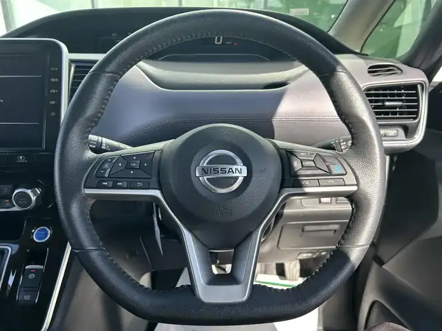 日産 セレナ e－パワー ハイウェイスター V 和歌山県 2020(令2)年 0.8万km ブリリアントシルバー 純正１０インチナビ/全方位カメラ/フルセグTV/衝突軽減ブレーキ/レーダークルコン/前後コーナーセンサー/オートライト/ドラレコ/ETC/社外フリップダウンモニター/両側パワスラ/ハンズフリーオートスライド/LEDヘッドライト/フォグランプ/オートホールド