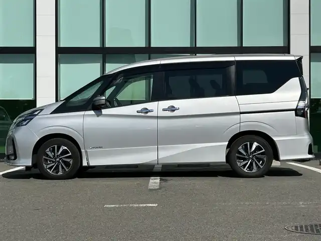 日産 セレナ e－パワー ハイウェイスター V 和歌山県 2020(令2)年 0.8万km ブリリアントシルバー 純正１０インチナビ/全方位カメラ/フルセグTV/衝突軽減ブレーキ/レーダークルコン/前後コーナーセンサー/オートライト/ドラレコ/ETC/社外フリップダウンモニター/両側パワスラ/ハンズフリーオートスライド/LEDヘッドライト/フォグランプ/オートホールド
