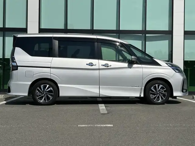 日産 セレナ e－パワー ハイウェイスター V 和歌山県 2020(令2)年 0.8万km ブリリアントシルバー 純正１０インチナビ/全方位カメラ/フルセグTV/衝突軽減ブレーキ/レーダークルコン/前後コーナーセンサー/オートライト/ドラレコ/ETC/社外フリップダウンモニター/両側パワスラ/ハンズフリーオートスライド/LEDヘッドライト/フォグランプ/オートホールド