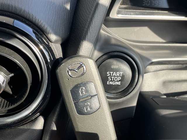 マツダ デミオ 13S ブラックレザーリミテッド 愛知県 2016(平28)年 3.1万km スノーフレイクホワイトパールマイカ 純正ナビ　SDカードなし/シートヒーター/バックカメラ/ヘッドアップディスプレイ/純正アルミホイール/LEDヘッドライト/ドライブレコーダー/ETC/フルセグ/CD DVD/Bluetooth/ステアリングスイッチ/スマートキー/プッシュスタート