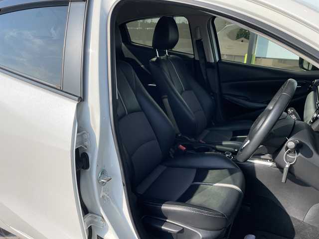 マツダ デミオ 13S ブラックレザーリミテッド 愛知県 2016(平28)年 3.1万km スノーフレイクホワイトパールマイカ 純正ナビ　SDカードなし/シートヒーター/バックカメラ/ヘッドアップディスプレイ/純正アルミホイール/LEDヘッドライト/ドライブレコーダー/ETC/フルセグ/CD DVD/Bluetooth/ステアリングスイッチ/スマートキー/プッシュスタート