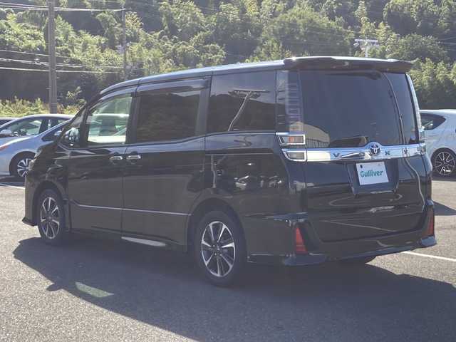トヨタ ヴォクシー ZS 煌 佐賀県 2018(平30)年 7.5万km ブラック Stradaナビ/ALPINEフリップダウンモニター/プリクラッシュセーフティ/レーンキープアシスト/オートハイビーム/クルーズコントロール/両側パワースライドドア/バックカメラ/アイドリングストップ/ドライブレコーダー/ビルトインETC/プッシュスタート/スマートキー/LEDヘッドライト/フォグライト/純正アルミホイール