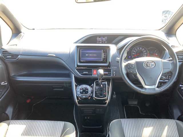 トヨタ ヴォクシー ZS 煌 佐賀県 2018(平30)年 7.5万km ブラック Stradaナビ/ALPINEフリップダウンモニター/プリクラッシュセーフティ/レーンキープアシスト/オートハイビーム/クルーズコントロール/両側パワースライドドア/バックカメラ/アイドリングストップ/ドライブレコーダー/ビルトインETC/プッシュスタート/スマートキー/LEDヘッドライト/フォグライト/純正アルミホイール