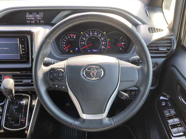 トヨタ ヴォクシー ZS 煌 佐賀県 2018(平30)年 7.5万km ブラック Stradaナビ/ALPINEフリップダウンモニター/プリクラッシュセーフティ/レーンキープアシスト/オートハイビーム/クルーズコントロール/両側パワースライドドア/バックカメラ/アイドリングストップ/ドライブレコーダー/ビルトインETC/プッシュスタート/スマートキー/LEDヘッドライト/フォグライト/純正アルミホイール