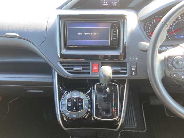 トヨタ ヴォクシー ZS 煌 佐賀県 2018(平30)年 7.5万km ブラック Stradaナビ/ALPINEフリップダウンモニター/プリクラッシュセーフティ/レーンキープアシスト/オートハイビーム/クルーズコントロール/両側パワースライドドア/バックカメラ/アイドリングストップ/ドライブレコーダー/ビルトインETC/プッシュスタート/スマートキー/LEDヘッドライト/フォグライト/純正アルミホイール