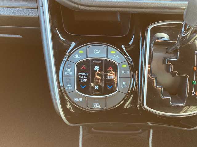 トヨタ ヴォクシー ZS 煌 佐賀県 2018(平30)年 7.5万km ブラック Stradaナビ/ALPINEフリップダウンモニター/プリクラッシュセーフティ/レーンキープアシスト/オートハイビーム/クルーズコントロール/両側パワースライドドア/バックカメラ/アイドリングストップ/ドライブレコーダー/ビルトインETC/プッシュスタート/スマートキー/LEDヘッドライト/フォグライト/純正アルミホイール