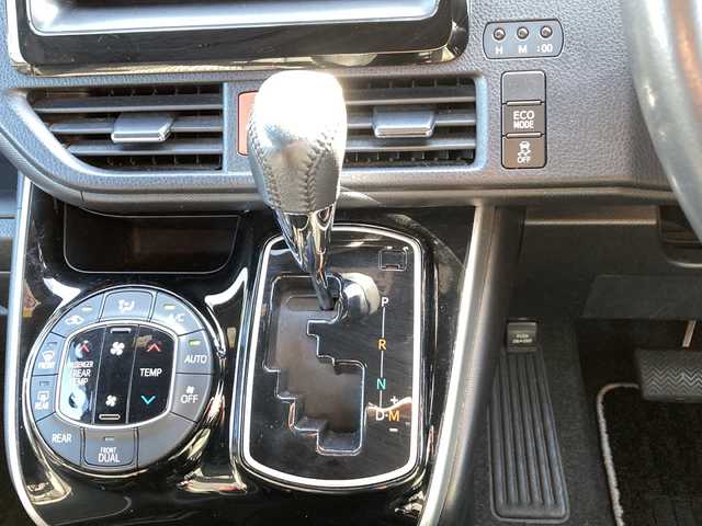 トヨタ ヴォクシー ZS 煌 佐賀県 2018(平30)年 7.5万km ブラック Stradaナビ/ALPINEフリップダウンモニター/プリクラッシュセーフティ/レーンキープアシスト/オートハイビーム/クルーズコントロール/両側パワースライドドア/バックカメラ/アイドリングストップ/ドライブレコーダー/ビルトインETC/プッシュスタート/スマートキー/LEDヘッドライト/フォグライト/純正アルミホイール