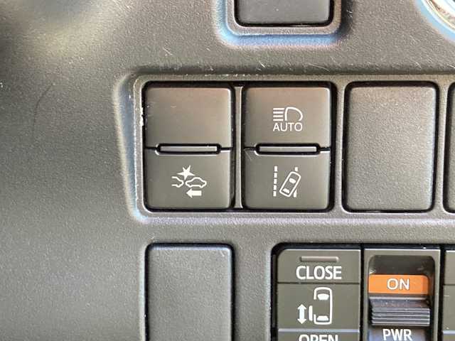 トヨタ ヴォクシー ZS 煌 佐賀県 2018(平30)年 7.5万km ブラック Stradaナビ/ALPINEフリップダウンモニター/プリクラッシュセーフティ/レーンキープアシスト/オートハイビーム/クルーズコントロール/両側パワースライドドア/バックカメラ/アイドリングストップ/ドライブレコーダー/ビルトインETC/プッシュスタート/スマートキー/LEDヘッドライト/フォグライト/純正アルミホイール