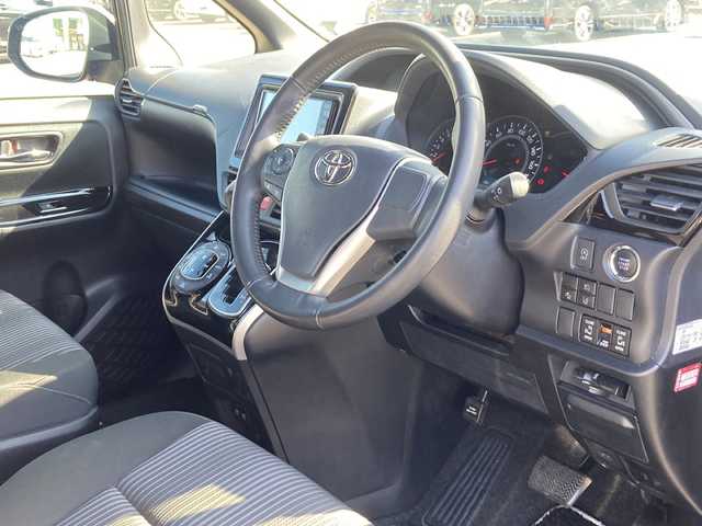 トヨタ ヴォクシー ZS 煌 佐賀県 2018(平30)年 7.5万km ブラック Stradaナビ/ALPINEフリップダウンモニター/プリクラッシュセーフティ/レーンキープアシスト/オートハイビーム/クルーズコントロール/両側パワースライドドア/バックカメラ/アイドリングストップ/ドライブレコーダー/ビルトインETC/プッシュスタート/スマートキー/LEDヘッドライト/フォグライト/純正アルミホイール