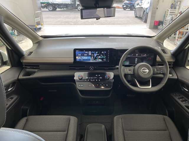 日産 セレナ e－パワー ハイウェイスター V 兵庫県 2025(令7)年 0.1千km プリズムホワイト ・登録済未使用車　距離6Km/・NissanConnectナビゲーションシステム/（フルセグ・BT・USB・Apple Car Play・Android　Auto）/・ETC2.0ユニット（ビルトインタイプ）/・アラウンドビューモニター/・ドライブレコーダー（前後セット）/・プロパイロット/・プロパイロット緊急停止支援システム（SOSコール機能付）/・後席専用モニター/・ヒルスタートアシスト/・インテリジェントエマージェンシーブレーキ/・インテリジェント前方衝突予測警報/・衝突回避ステアリングアシスト/・車線逸脱防止支援システム/・車線逸脱警報/・後側方車両検知警報/・後側方衝突防止支援システム/・ふらつき警報/・踏み間違い衝突防止アシスト/・標識検知機能/・車両接近通知装置/・エマージェンシーストップシグナル/・デジタルインナーミラー/・革巻きステアリング/・ステアリングスイッチ/・先行者発進お知らせ/・前後クリアランスソナー/・合皮＆ファブリックコンビシート/・両側パワースライドドア/・置くだけ充電/・LEDヘッドライト/・オートマチックハイビーム/・純正16インチアルミホイール