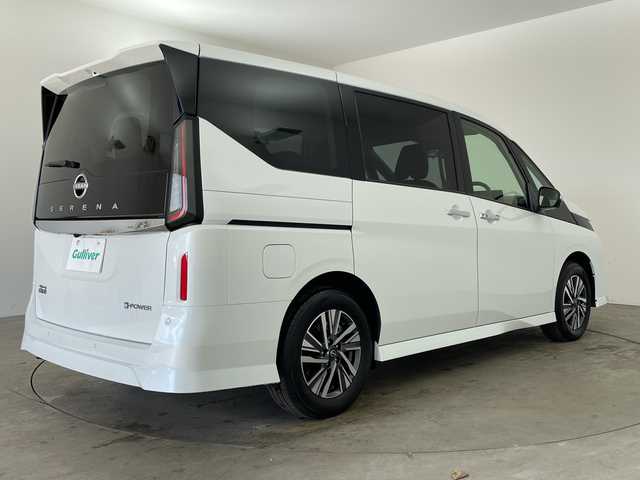 日産 セレナ e－パワー ハイウェイスター V 兵庫県 2025(令7)年 0.1千km プリズムホワイト ・登録済未使用車　距離6Km/・NissanConnectナビゲーションシステム/（フルセグ・BT・USB・Apple Car Play・Android　Auto）/・ETC2.0ユニット（ビルトインタイプ）/・アラウンドビューモニター/・ドライブレコーダー（前後セット）/・プロパイロット/・プロパイロット緊急停止支援システム（SOSコール機能付）/・後席専用モニター/・ヒルスタートアシスト/・インテリジェントエマージェンシーブレーキ/・インテリジェント前方衝突予測警報/・衝突回避ステアリングアシスト/・車線逸脱防止支援システム/・車線逸脱警報/・後側方車両検知警報/・後側方衝突防止支援システム/・ふらつき警報/・踏み間違い衝突防止アシスト/・標識検知機能/・車両接近通知装置/・エマージェンシーストップシグナル/・デジタルインナーミラー/・革巻きステアリング/・ステアリングスイッチ/・先行者発進お知らせ/・前後クリアランスソナー/・合皮＆ファブリックコンビシート/・両側パワースライドドア/・置くだけ充電/・LEDヘッドライト/・オートマチックハイビーム/・純正16インチアルミホイール