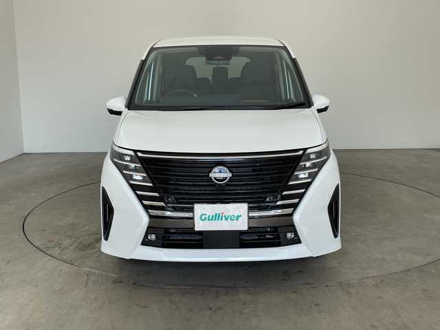 日産 セレナ e－パワー ハイウェイスター V 兵庫県 2025(令7)年 0.1千km プリズムホワイト ・登録済未使用車　距離6Km/・NissanConnectナビゲーションシステム/（フルセグ・BT・USB・Apple Car Play・Android　Auto）/・ETC2.0ユニット（ビルトインタイプ）/・アラウンドビューモニター/・ドライブレコーダー（前後セット）/・プロパイロット/・プロパイロット緊急停止支援システム（SOSコール機能付）/・後席専用モニター/・ヒルスタートアシスト/・インテリジェントエマージェンシーブレーキ/・インテリジェント前方衝突予測警報/・衝突回避ステアリングアシスト/・車線逸脱防止支援システム/・車線逸脱警報/・後側方車両検知警報/・後側方衝突防止支援システム/・ふらつき警報/・踏み間違い衝突防止アシスト/・標識検知機能/・車両接近通知装置/・エマージェンシーストップシグナル/・デジタルインナーミラー/・革巻きステアリング/・ステアリングスイッチ/・先行者発進お知らせ/・前後クリアランスソナー/・合皮＆ファブリックコンビシート/・両側パワースライドドア/・置くだけ充電/・LEDヘッドライト/・オートマチックハイビーム/・純正16インチアルミホイール